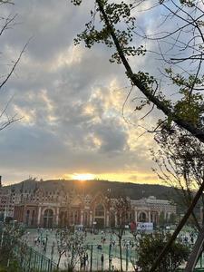 人潮拥挤我好多余的意思