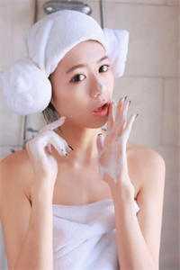 董璐李曼